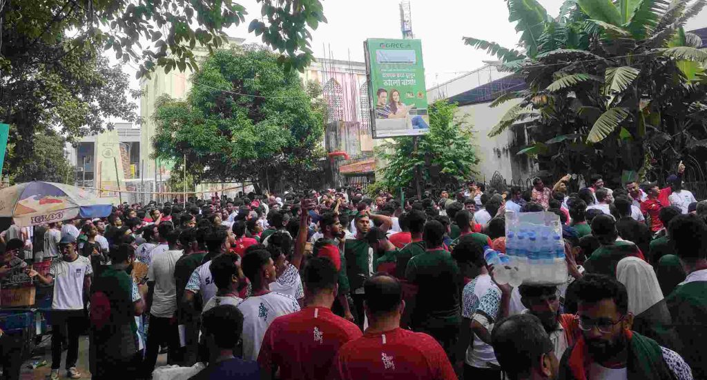 সন্ধ্যায় খেলা, দুপুরেই ফুটবল সমর্থকদের জনস্রোত