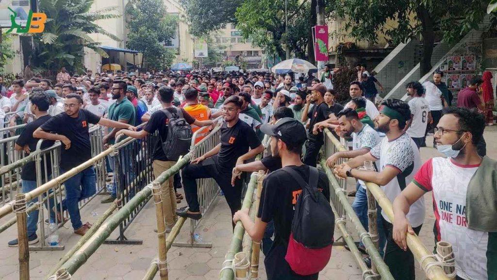 সন্ধ্যায় খেলা, দুপুরেই ফুটবল সমর্থকদের জনস্রোত